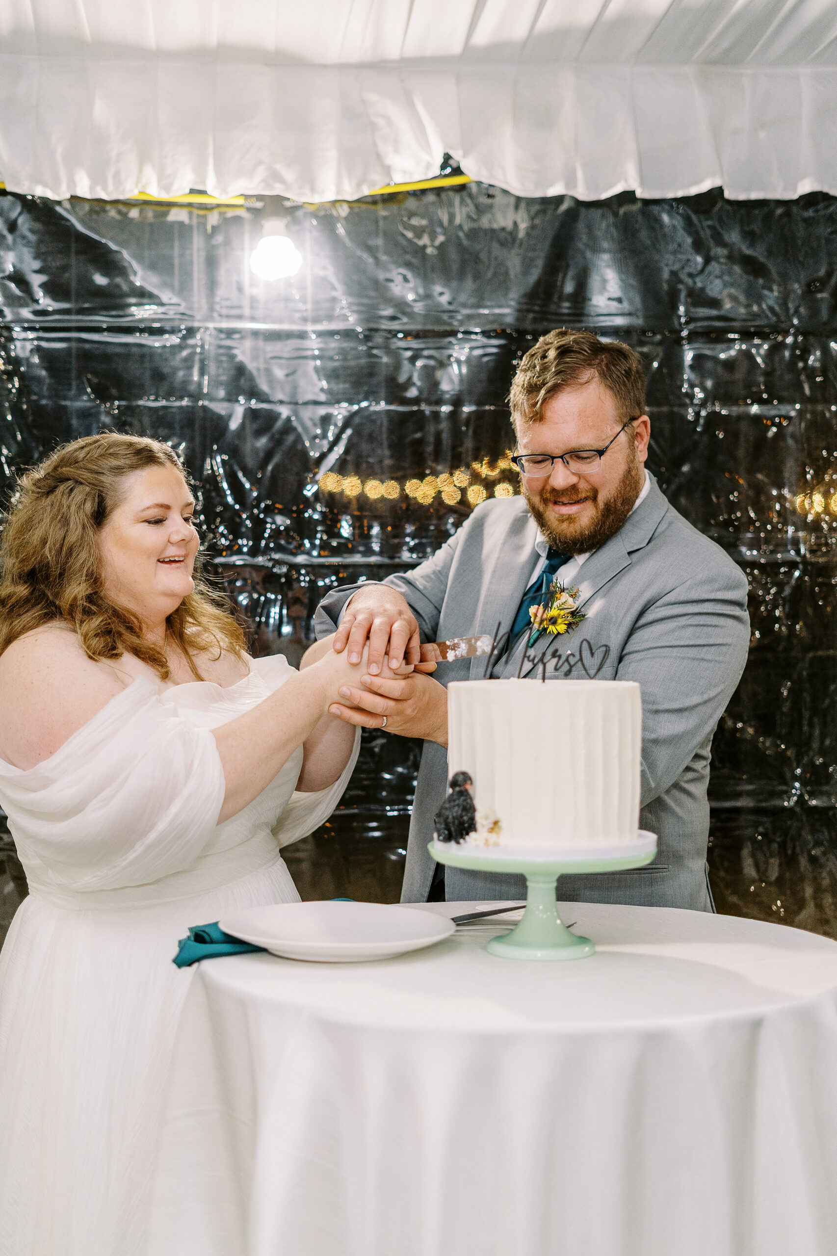 a bride and groom cut their wedding cake at The Maples Woodland photographed by Sacramento wedding photographer